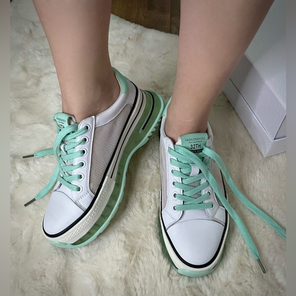 Worn twice!! Cute summer casual sneakers in size 6.5 - Picture 3 of 4